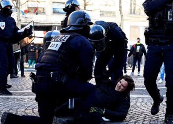 VIDEO+FOTO/ Protesta në Paris kundër vaksinimit të detyrueshëm, Policia i kundërpërgjigjet me shkopinj gome e gaz lotsjellës