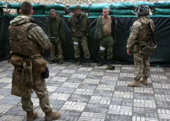 VIDEO/ Moska fillon të ‘pranojë’ humbjet, rrëfimet e ushtarëve rusë të zënë rob: E dinim se ishim në stërvitje, mos hajdeni këtu, ndaloni luftën!