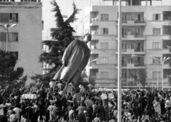 Kalavari i njeriut të vetëm që filmoi rrëzimin e shtatores së Hoxhës: Si u persekutua në demokraci…