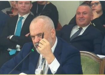 “Këtë revolucion nuk e ndalni dot”/ Rama imiton Berishën: Zërin nuk e bëj dot si ai!