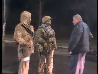 VIDEO/ I moshuari-ushtarëve rusë: Çfarë dreqin bëni këtu, s’keni probleme në vendin tuaj për të zgjidhur apo jeni të gjithë të pasur si në Emirate?