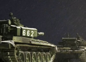 Konflikti Rusi-Ukrainë/ Karvani me kamionë ushtarakë dhe tanke niset drejt kufirit. Rusët nisin ofensivën?!