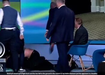 (Video) Grusht në transmetim live në Ukrainë: Gazetari godet politikanin pro-rus!