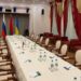 Flamuri i Ukrainës dhe Rusisë në sallë/ Tryeza ku do të bisedojnë delegacionet e dy vendeve