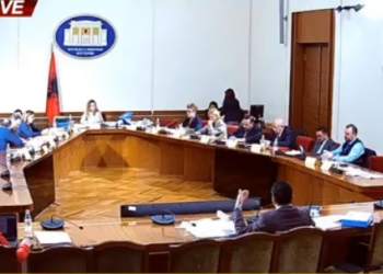 Sherr tek “Inceneratorët”, deputeti i PS: Po bullizon kolegët, s’të shkon për shtat se je dhe nënë. Tabaku: Patetike