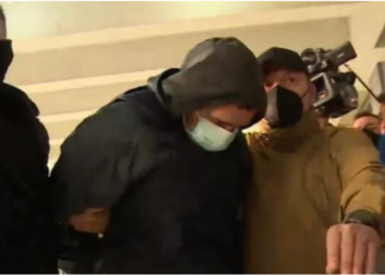 Momenti i vrasjes së 19-vjeçarit grek/ Shqiptari futet në gjykatë me jelek anti-plumb dhe kokën ulur, mohon akuzat