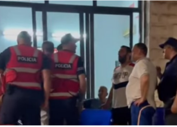 Masat anti-COVID/ “Shqiponjat” nuk ‘falin’ lokalet e hapura përtej orarit, gjobiten 4 prej tyre në Korçë