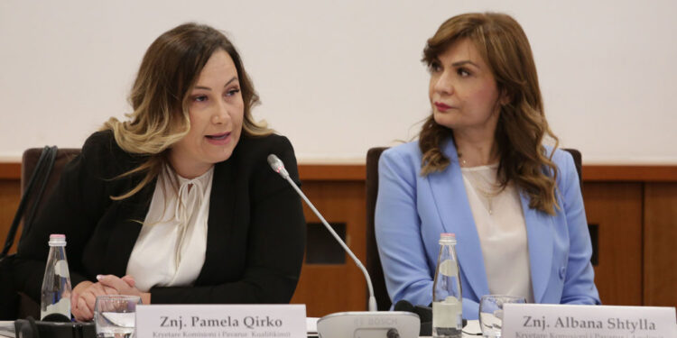 Anetaret e KPK, Pamela Qirko, Albana Shtylla, gjate nje tryeze te perbashket te mbajtur me rastin e 5 vjetorit te Reformes ne Drejtesi, e ka mbledhur kreret e institucioneve te drejtesise, te cilet sollen ne tryeze problematikat dhe sfidat me te cilat po perballen./r/n/r/nIQC members, Pamela Qirko, Albana Shtylla, during a conference held on the occasion of the 5th anniversary of the justice reform.