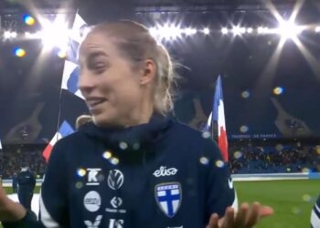 VIDEO/ Franca na kthen ‘borxhin’, i ngatërrojnë himnin Finlandës me atë të Shqipërisë