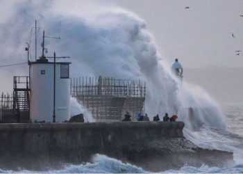 Miliona britanikë duhet të mbyllen në shtëpi/ Shkak stuhia. Është më e forta në 30 vjet