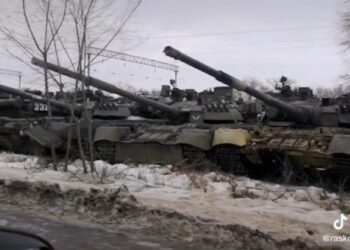 VIDEO/ Po bëhen gati? Njësi, tanke dhe raketat ruse përparojnë drejt kufirit me Ukrainën