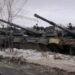 VIDEO/ Po bëhen gati? Njësi, tanke dhe raketat ruse përparojnë drejt kufirit me Ukrainën