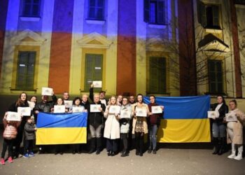 Bashkia e Tiranës ndriçohet me ngjyrat e flamurit ukrainas, Veliaj: Solidarizohemi me të drejtën e tyre për të jetuar të lirë