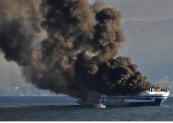 VIDEO+FOTO/ Zjarri në tragetin pranë Korfuzit, vijon kërkimi për 12 të zhdukurit, në operacion edhe pala shqiptare