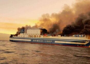 ‘Disa shoferë fjetën në kamionët e tyre’/ Zjarri në tragetin pranë Korfuzit, raportohet për 11 të zhdukur