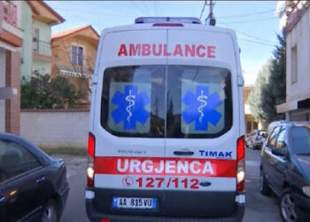 E rëndë/ Hidhet nga kati i 5-të i pallatit, dërgohet me urgjencë në spital 34-vjeçari në Tiranë