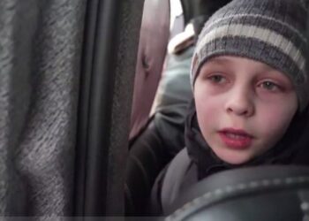 VIDEO/ Vogëlushi i përlotur ukrainas që po trondit botën: E lamë babin në Kiev, do luftojë bashkë me heronjtë