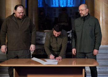 DOKUMENTI/ Mes terrorit e luftës, Zelensky bën lëvizjen e fortë: Firmos kërkesën për anëtarësimin e Ukrainës në BE