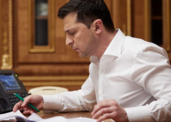 Si u bë telefoni ‘arma më efektive’ e presidentit ukrainas?