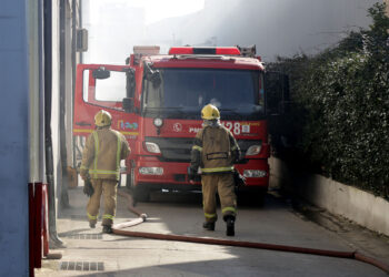 Përfshihet nga flakët shtëpia në Tiranë, nënë e bir dërgohen në spital