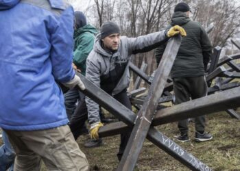 Në qytetin e lindjes së Zelenskyt, bashkëqytetarët e tij përgatiten për sulmin: “Mirë se erdhët në ferr, rusë”