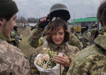 FOTO / Nën alarmin e sirenave dhe krismave, si po martohen ukrainasit gjatë luftës