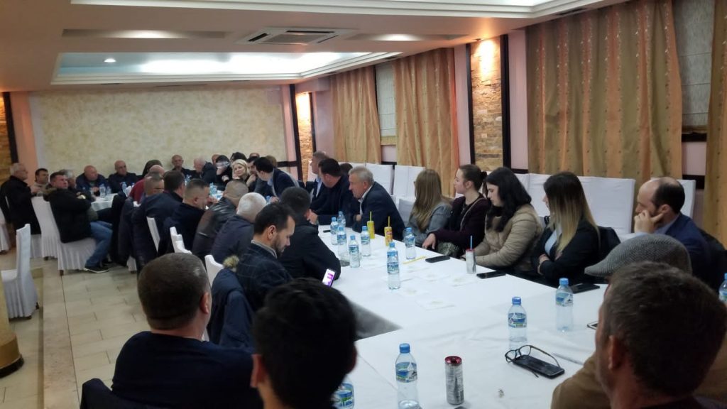 Basha rishfaqet në Elbasan, mbledh një grup të ngushtë demokratësh (FOTO)