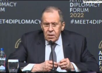 VIDEO: Ministri rus i nervozuar! Ja çfarë i bën kabllos së kufjeve gjatë konferencës për shtyp