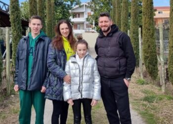 I shpëtuan luftës! Strehohet familja e parë ukrainase në Tiranë