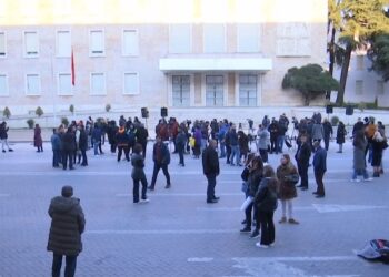 FOTO: ‘Tkurret’ protesta kundër rritjes së çmimeve, pjesëmarrje e ulët e qytetarëve