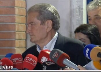 Më pak se një orë zgjat mbledhja/ Berisha flet si kryetar i Komisionit të Rithemelimit: Morëm vendime për organizimin
