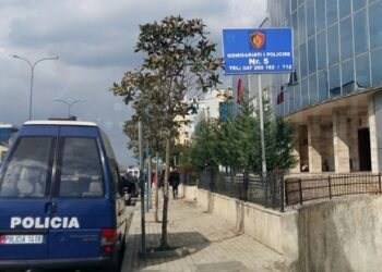 Zjarri në komisariatin e Kamzës/ Policia raporton viktimën e parë