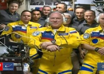 Kozmonautët rusë në bordin e anijes kozmike me ngjyrat e flamurit ukrainas/ Rusia: Çmenduri! Ndonjëherë e verdha është thjesht e verdhë!