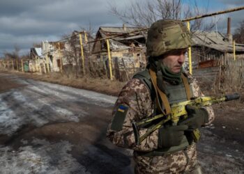 Ukrainasit rimarin qytetet në veri-perëndim të Kievit, rrethohen mijëra ushtarë të Putinit