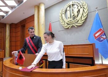 Betohen 19 shtetasit më të rinj shqiptarë, Veliaj: Nuk mund të rrimë indiferent kur lufta po ndodh jo shumë larg nesh!