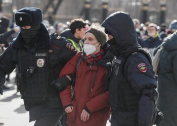 FOTO/ Shkopinj gome e shqelma, policia ruse ‘neutralizon’ protestuesit në Shën Petërsburg