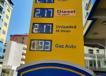 FOTOT/ Pikat e karburanteve zbatojnë vendimin e bordit, çmimi i naftës 217 lekë për litër