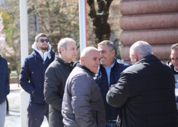 FOTOT/ Deputetët e “Shtëpisë së Lirisë” të gjithë në shesh, ja si i orientojnë militantët në protestë