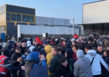 Durrës/ Protestuesit përplasen me policinë, shkojnë drejt bllokimit të autostradës