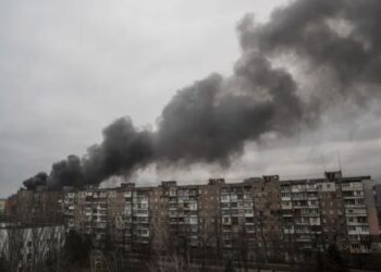 ‘Tanket po afrohen në kryeqytet’, Pentagoni: Rusët po e rrethojnë Kievin, janë 15 km larg