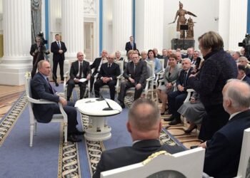 “Lista e zezë”/ Kush janë 23 oligarkët, ministrat, ushtarakët dhe gazetarët rusë, miqtë e Putinit që u shpallën ‘Non-grata’