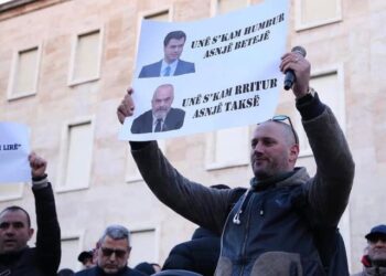 Humoristi Binaj: Larg duart nga protesta, politikanë!
