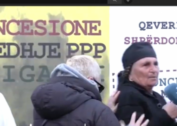 VIDEO: “S’jemi këtu për shtëpinë tënde”/ Nënë Lizën e përzënë nga protesta: Prej teje thonë se…