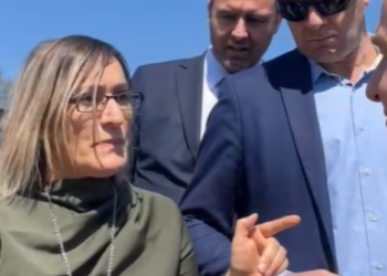 “Pse më largove nga puna?”/ Diplomatja e shkarkuar bën incident me Kurtin te homazhet!