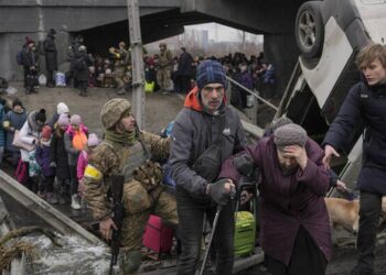 Lufta në Ukrainë/ Rusët sulmojnë civilët që po evakuoheshin, mes viktimave dy fëmijë