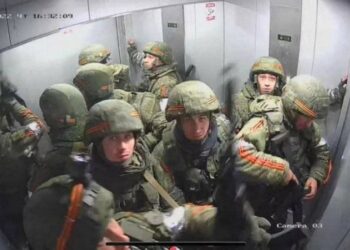 (Pamjet që po thyejnë rrjetin)/ Ushtarët rusë futen në ashensor për të kapur majën e ndërtesës! Ukrainasit i bllokojnë