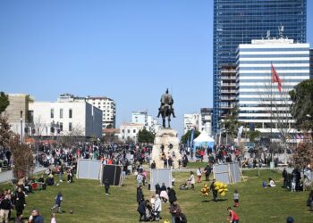 FOTO / Tirana mbushet plot për Ditën e Verës, mijëra njerëz shijojnë festën