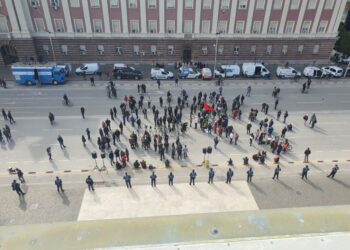 FOTO/ Fillojnë e shpërndahen protestuesit para Kryeministrisë