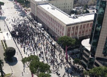 VIDEO/ Nis protesta për rritjen e çmimeve në Tiranë, kjo është pjesëmarrja në ‘sytë’ e dronit