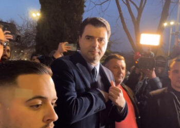 Lamtumirë apo skenar?! Pas dorëheqjes, Basha largohet në këmbë nga selia e PD: Mbledh në takim privat krerët e degëve të PD